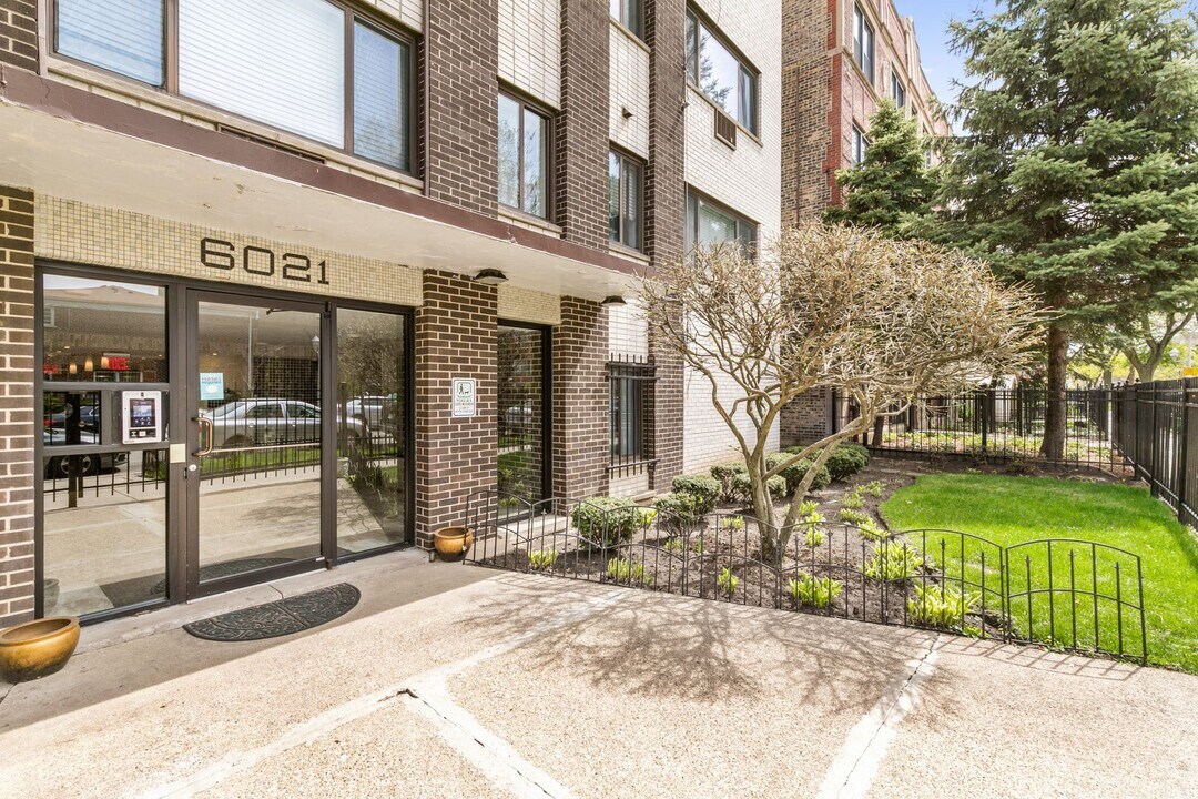 6021 N Winthrop Ave in Chicago, IL - Building Photo