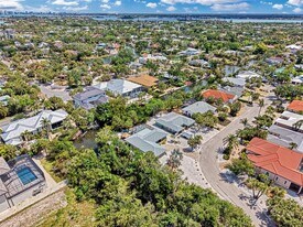 307 Avenida De Paradisio in Siesta Key, FL - Building Photo