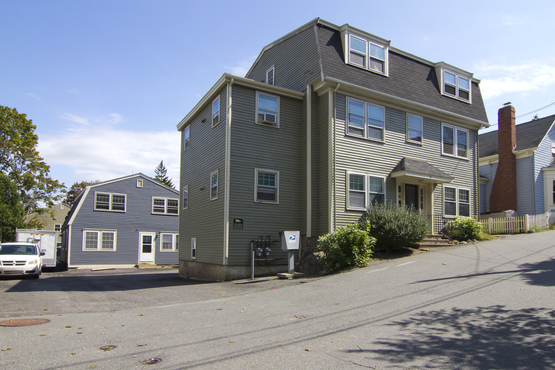 9 Hillside Ave in Marblehead, MA - Building Photo