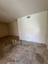 3145 W Campus Ave. in Visalia, CA - Foto de edificio - Building Photo