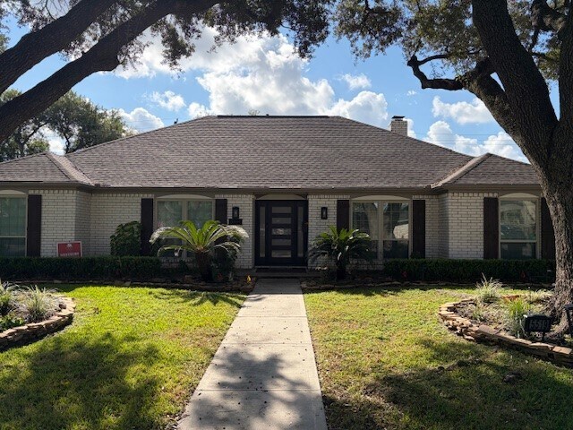 5519 Queensloch Dr in Houston, TX - Building Photo