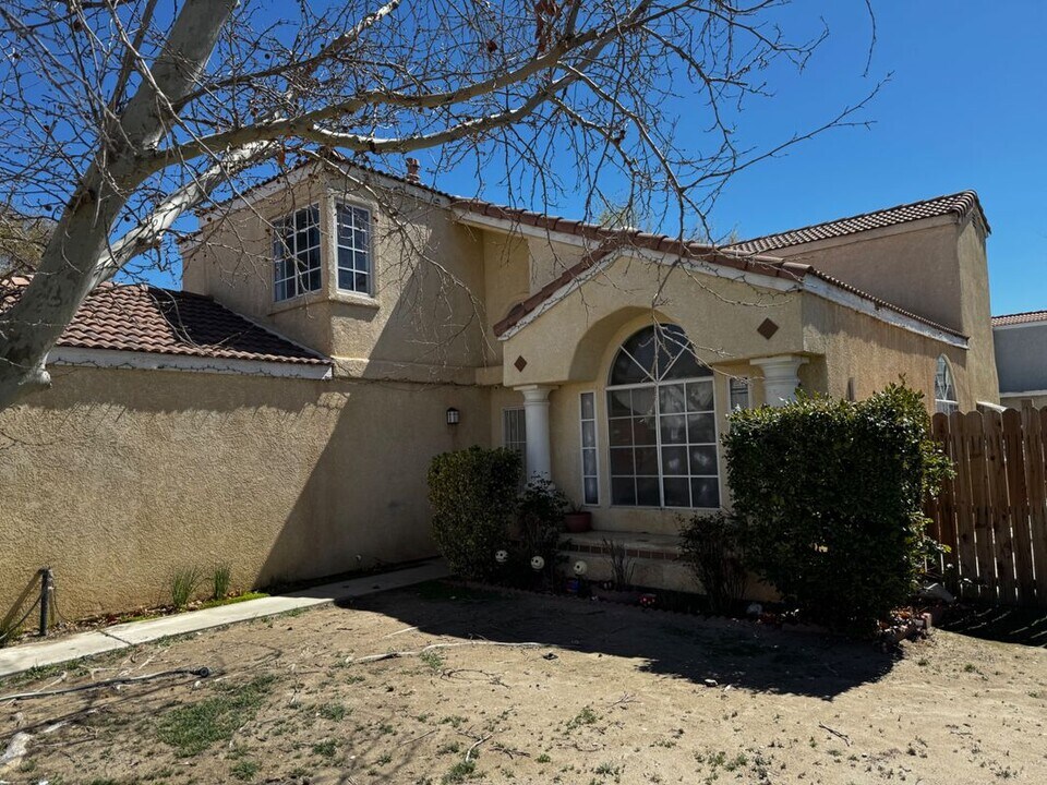 2650 Vía Genova in Lancaster, CA - Building Photo