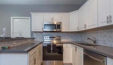 7579 NW 174th Terrace in Hialeah, FL - Building Photo - Building Photo
