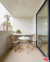 12425 Texas Ave in Los Angeles, CA - Foto de edificio - Building Photo