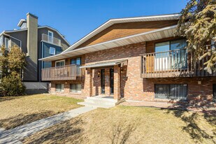 124 10 Av NE in Calgary, AB - Building Photo
