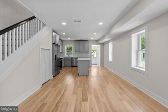 334 Maple Ave in Ambler, PA - Foto de edificio - Building Photo
