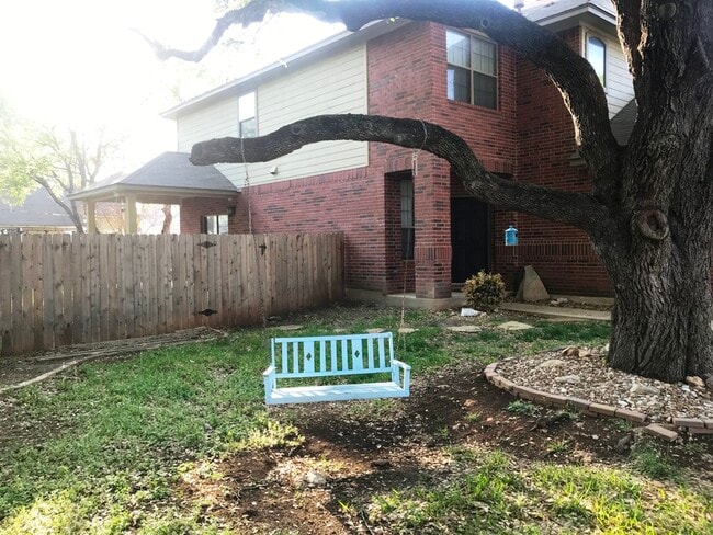 2006 Oakview Dr in Round Rock, TX - Building Photo - Building Photo