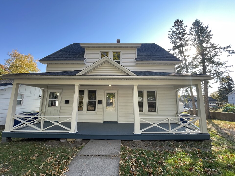 111 N 8th Ave in Wausau, WI - Foto de edificio