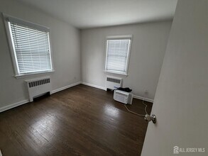 2729 Woodbridge Ave in Edison, NJ - Building Photo - Building Photo