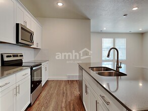 6098 W Arranmore Dr in South Jordan, UT - Foto de edificio - Building Photo