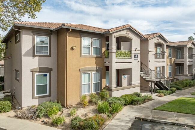 Crocker Oaks Apartments in Roseville, CA - Foto de edificio - Building Photo