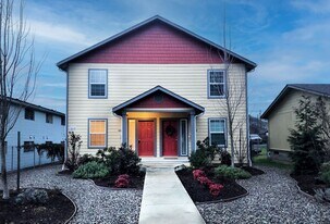 416-426 NE Jackson St in Roseburg, OR - Building Photo