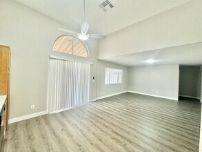 823 Zinnia Cir in Henderson, NV - Building Photo - Building Photo
