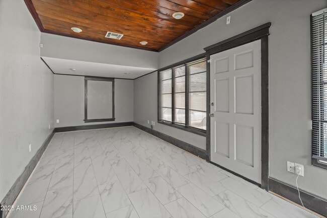 property at 122 N 9th Ave