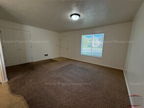 3108 E Chasewood Dr, Unit 2 in Ammon, ID - Foto de edificio - Building Photo