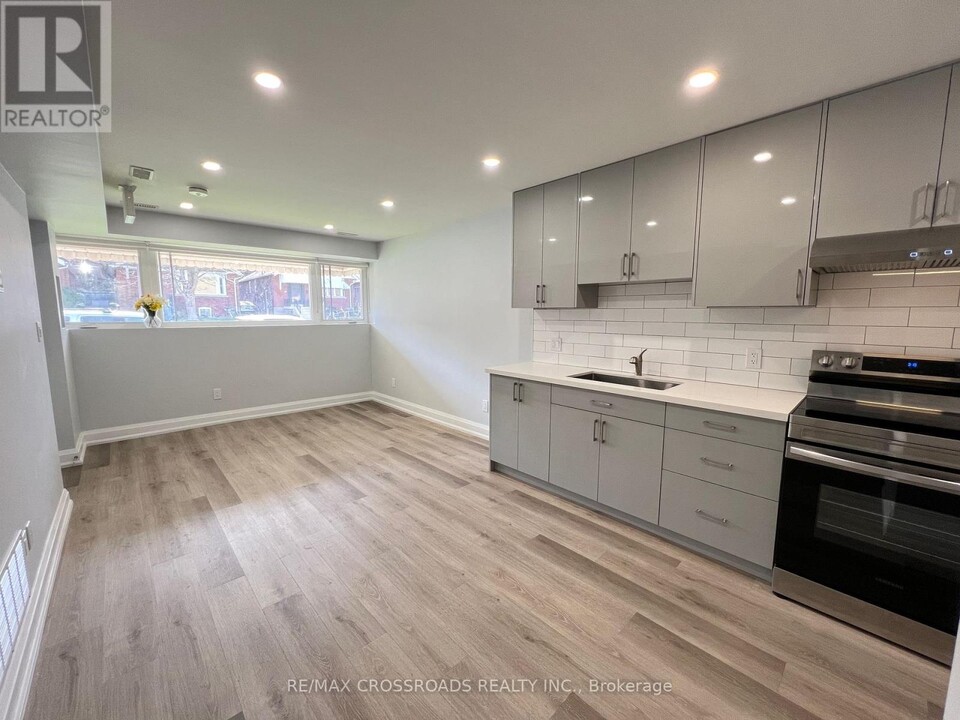 25-25 Glenside Ave in Toronto, ON - Building Photo