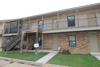 1901 E Lindsey St in Norman, OK - Foto de edificio - Building Photo