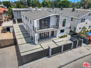 11611 Burbank Blvd in Los Angeles, CA - Building Photo - Building Photo