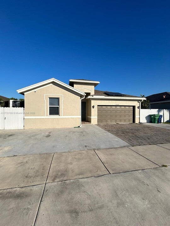 27527 SW 133rd Pl in Naranja, FL - Building Photo