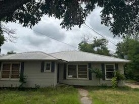 1270 W Pecan St in Stephenville, TX - Building Photo