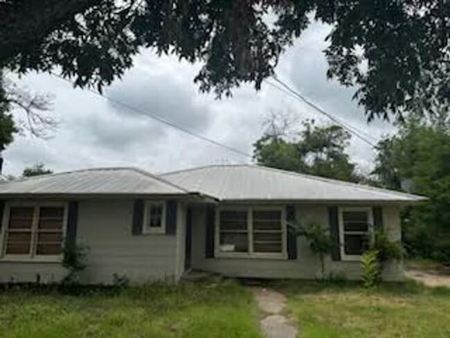 property at 1270 W Pecan St