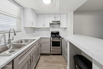 1601 W Camelback Rd in Phoenix, AZ - Building Photo - Building Photo