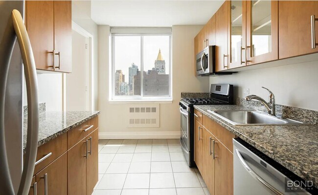 776 Sixth Avenue in New York, NY - Building Photo - Building Photo