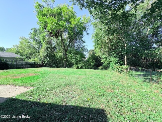 10806 Milwaukee Way in Louisville, KY - Foto de edificio - Building Photo