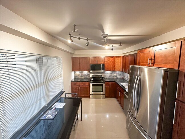 3520 Oaks Way, Unit 407 in Pompano Beach, FL - Foto de edificio - Building Photo