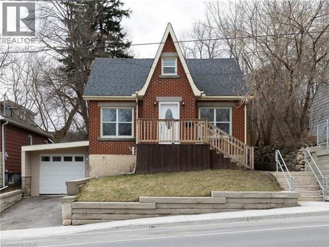 property at 32 Dundas St E
