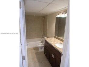 2850 N Oakland Forest Dr in Oakland Park, FL - Building Photo - Building Photo