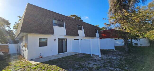 2262 NW 59th Way in Lauderhill, FL - Building Photo - Building Photo