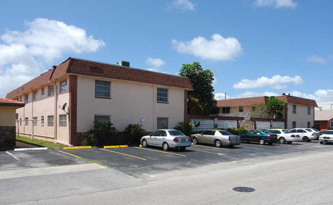 Alexander Apartments in Hollywood, FL - Building Photo - Building Photo