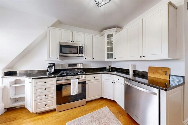 15 Garrison Rd, Unit 3 in Brookline, MA - Foto de edificio - Building Photo
