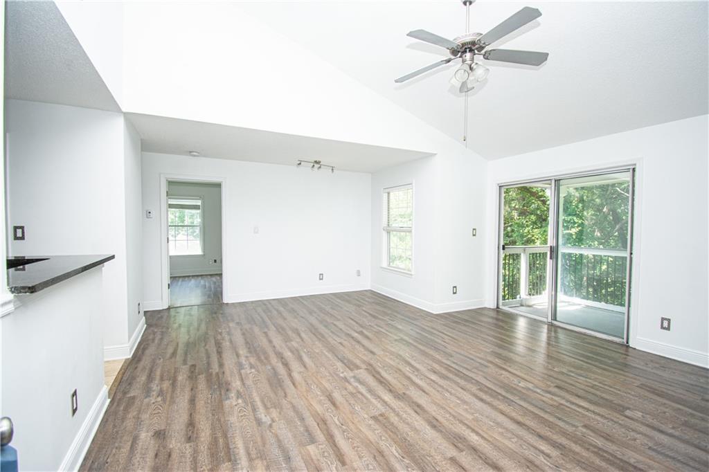 1302 Santa Fe Pkwy in Sandy Springs, GA - Foto de edificio