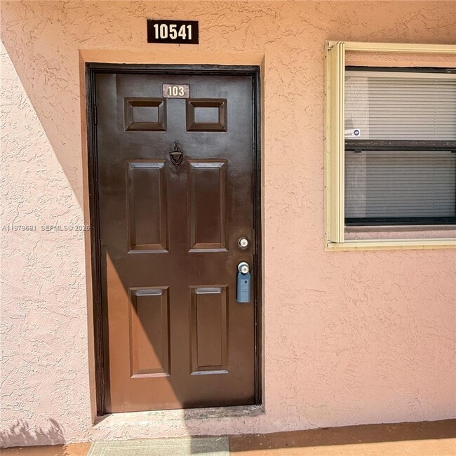 10541 NW 10th St in Pembroke Pines, FL - Building Photo - Building Photo