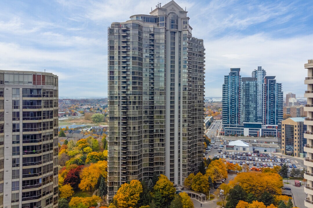 Park Mansion in Mississauga, ON - Building Photo