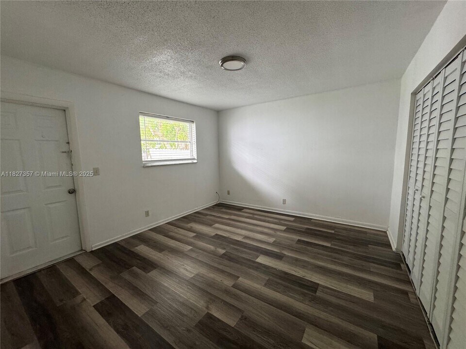 400 SE 9th Ct in Hallandale Beach, FL - Building Photo