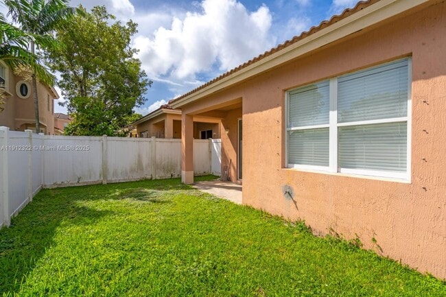 1095 NE 39th Ave in Homestead, FL - Building Photo - Building Photo