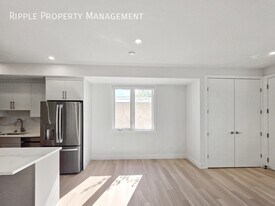 7412-7434 34 Ave NW in Calgary, AB - Building Photo