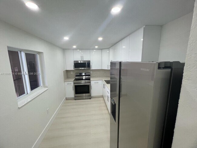 6575 W 4th Ave in Hialeah, FL - Building Photo - Building Photo