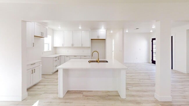 property at 1129 W 14th St