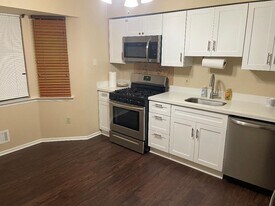 13 Bordenshire Dr in fieldsboro, NJ - Building Photo