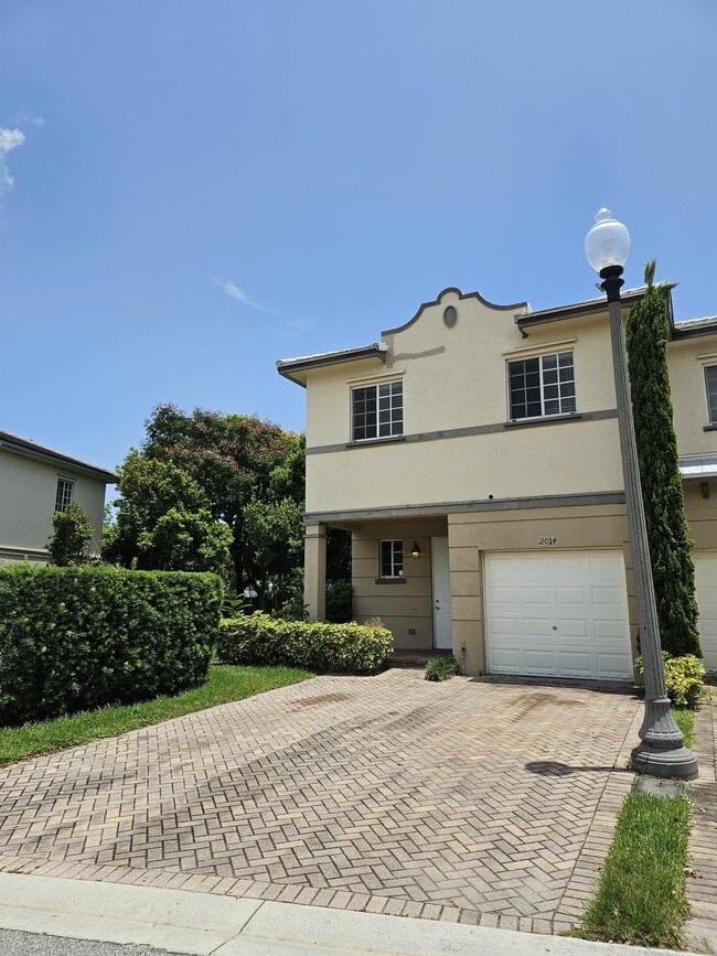 2014 Marsh Harbor Dr in Riviera Beach, FL - Building Photo - Building Photo