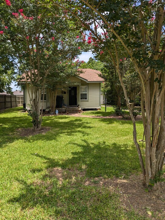 6651 Terrell St in Groves, TX - Building Photo