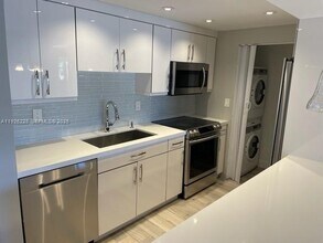 240 Lakeview Dr in Weston, FL - Building Photo - Building Photo