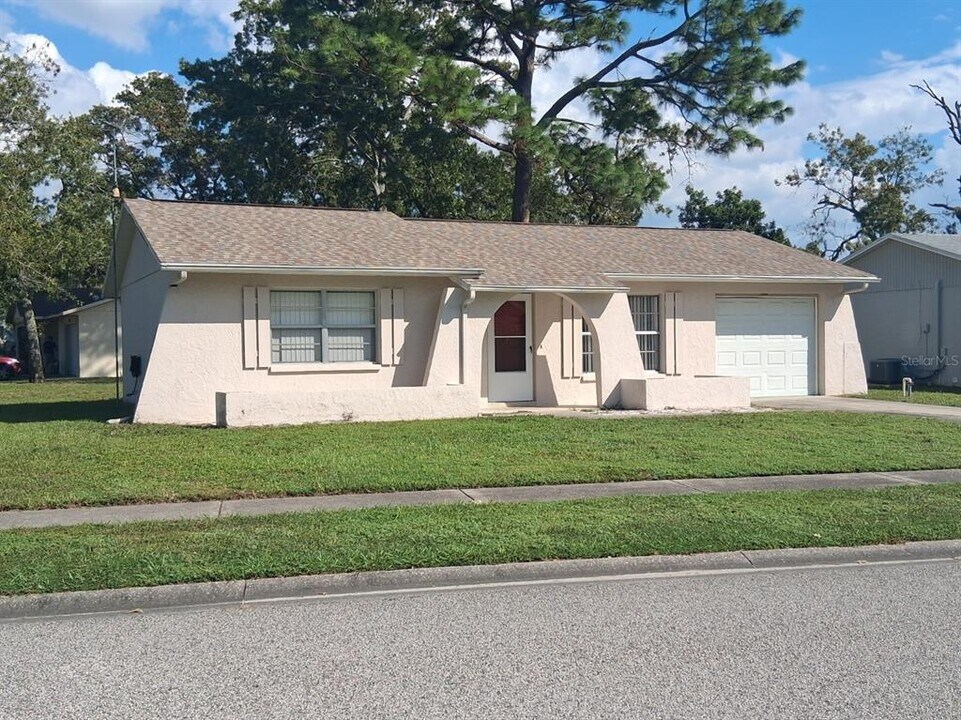 13104 Serpentine Dr in Hudson, FL - Building Photo