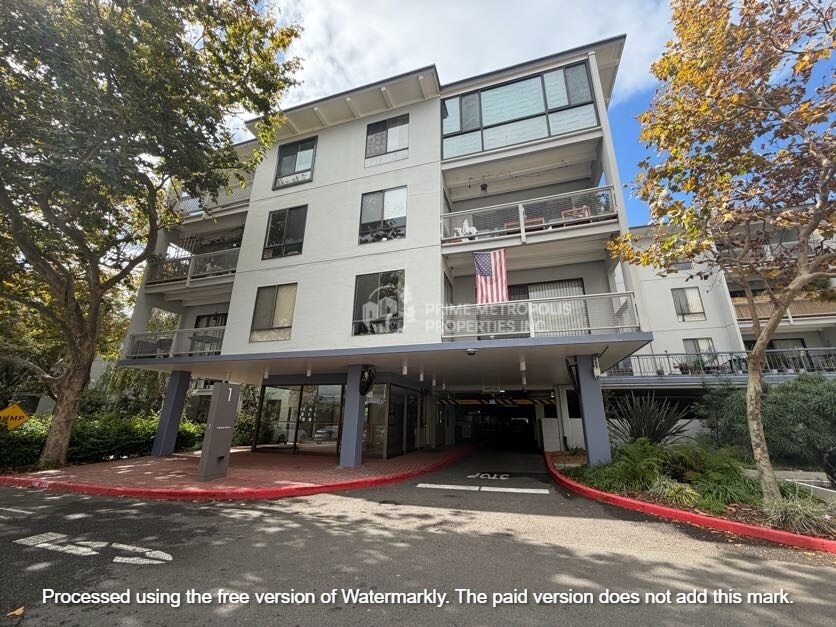 1 Captain Dr in Emeryville, CA - Building Photo
