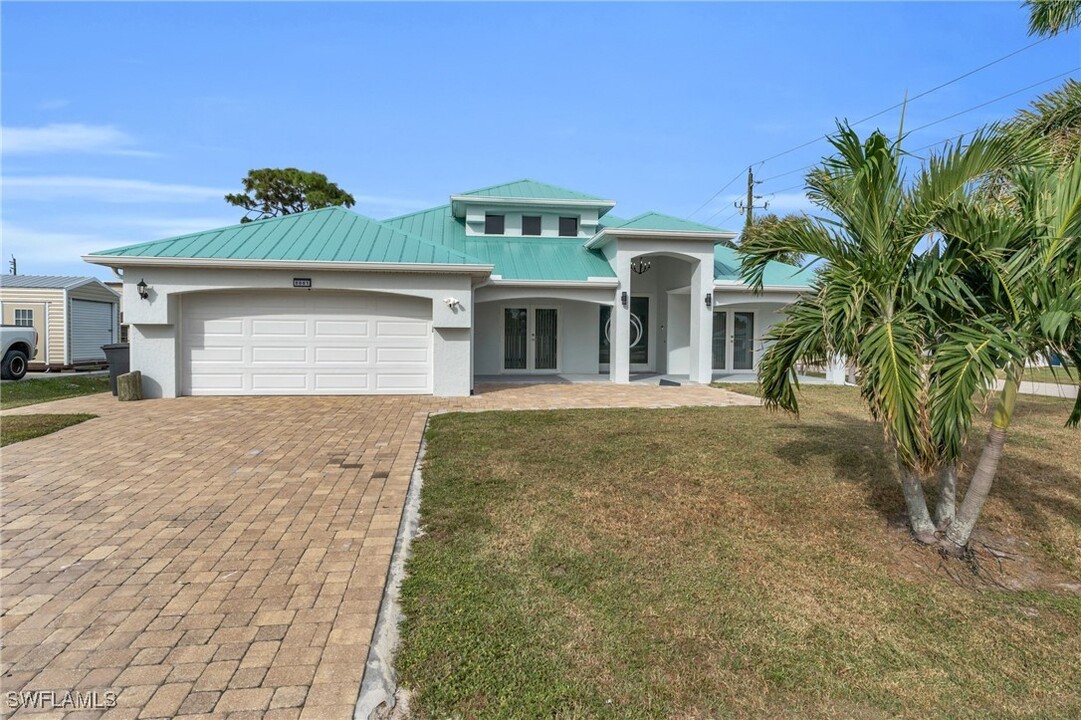 8081 Kansas Rd in Ft. Myers, FL - Building Photo