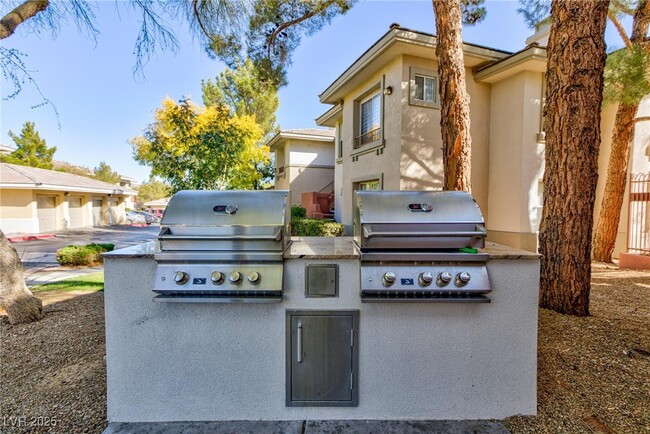 905 Domnus Ln in Las Vegas, NV - Building Photo - Building Photo